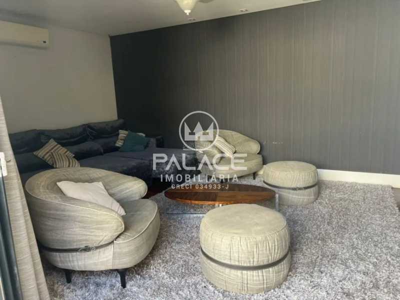 Casa de rua : Térrea / Residencial / Centro