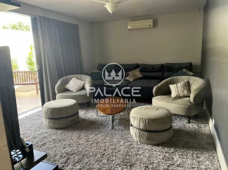 Casa de rua : Térrea / Residencial / Centro