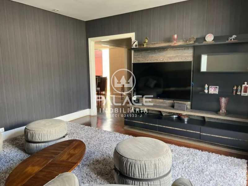 Casa de rua : Térrea / Residencial / Centro