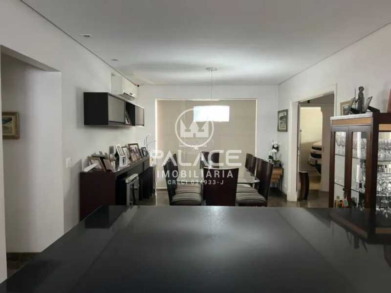 Casa de rua : Térrea / Residencial / Centro