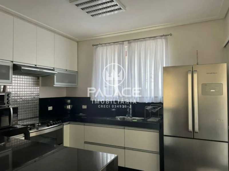 Casa de rua : Térrea / Residencial / Centro