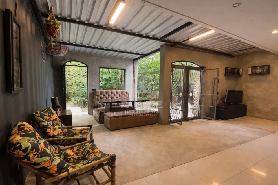 CASA RESIDENCIAL / LOCACAO / 3 QUARTOS / PISCINA /  DOIS CORREGOS