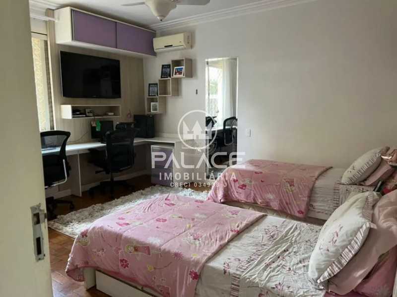 Casa de rua : Térrea / Residencial / Centro