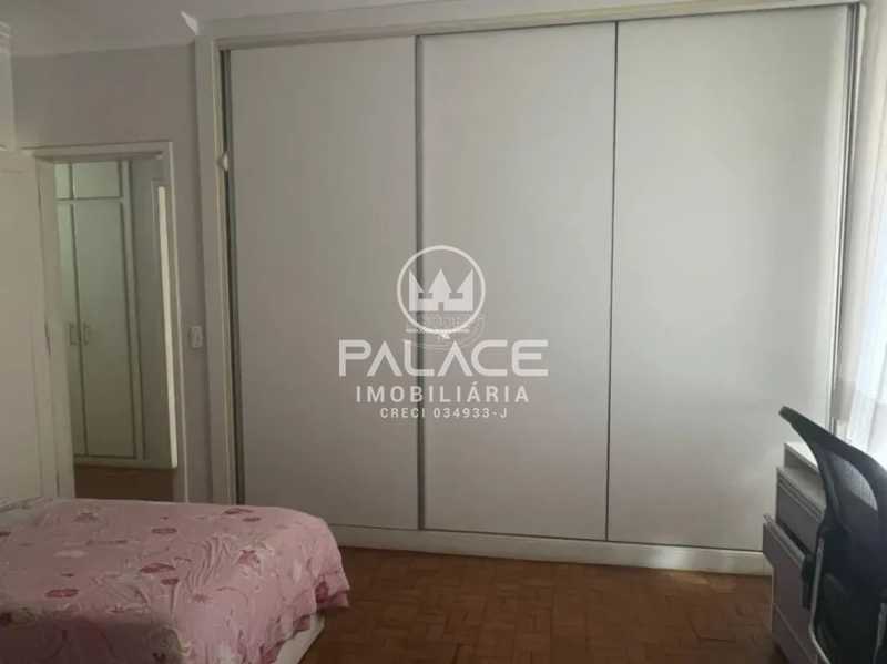 Casa de rua : Térrea / Residencial / Centro