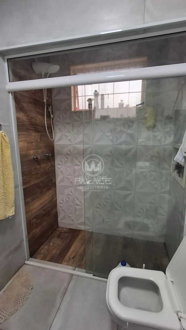 Casa de vila reformada à venda no centro de Piracicaba, SP.