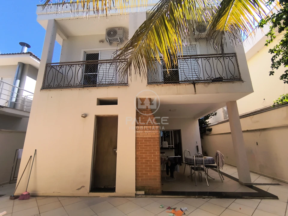 Casa à Venda no Condomínio Leão