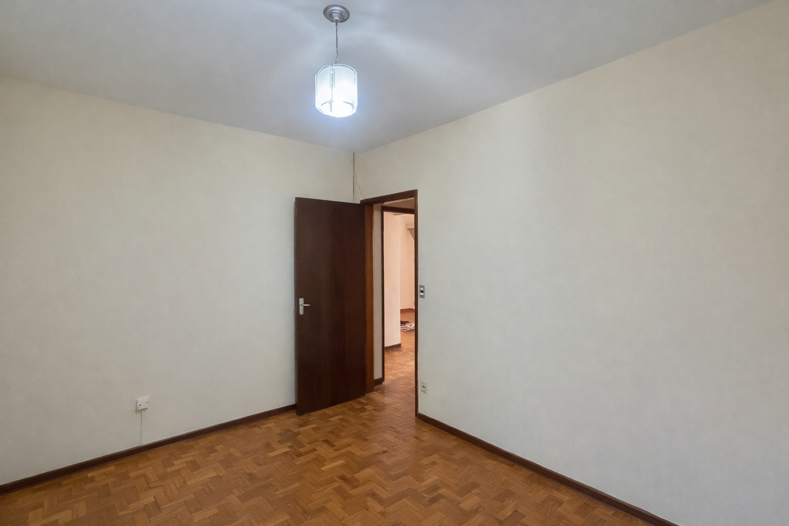 CASA COM EDICULA / 2 QUARTOS / VILA REZENDE