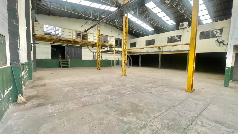 BARRACÃO COM PONTE ROLANTE PARA LOCAÇÃO NA PAULICEIA, PROX A AV 31 DE MARÇO