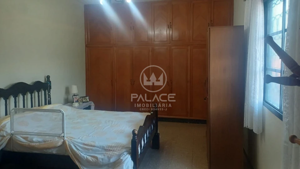 Sobrado localizado na avenida São José, próximo a Esalq
