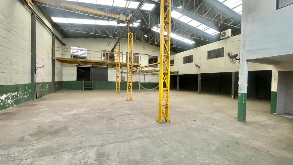 BARRACÃO COM PONTE ROLANTE PARA LOCAÇÃO NA PAULICEIA, PROX A AV 31 DE MARÇO