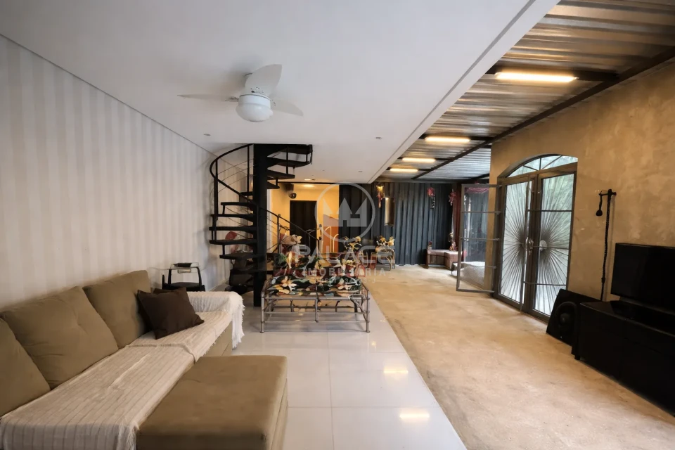 CASA RESIDENCIAL / LOCACAO / 3 QUARTOS / PISCINA /  DOIS CORREGOS