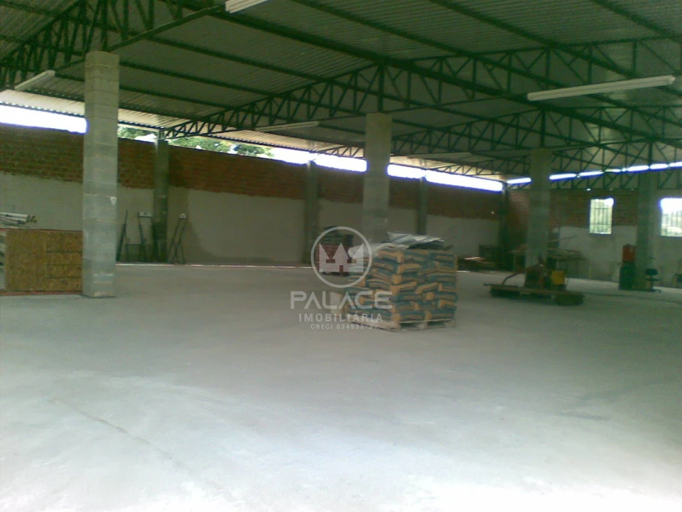 BARRACAO / LOCACAO / 600m² area util / 3000m² terreno / MOMBUCA