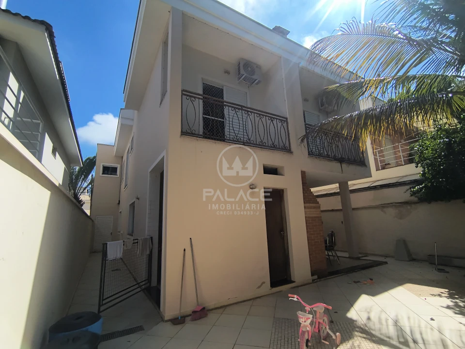 Casa à Venda no Condomínio Leão