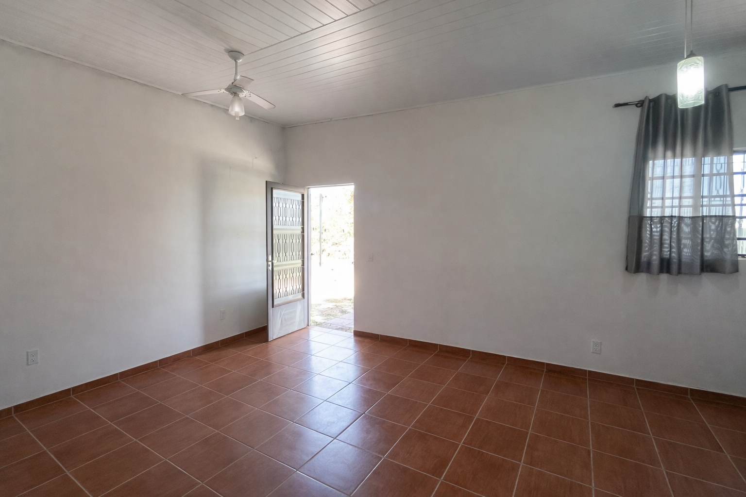 CASA / LOCACAO / RIO DAS PEDRAS/ ROD NELSON CAPRONI / 100M²