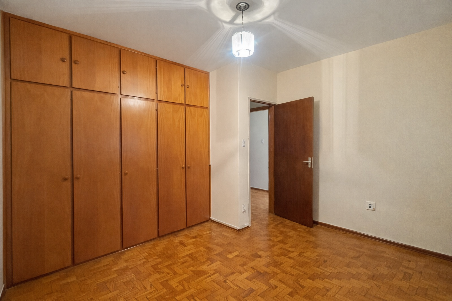 CASA COM EDICULA / 2 QUARTOS / VILA REZENDE