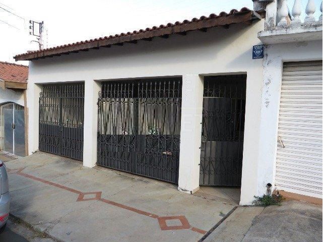 CASA PARA LOCAÇÃO / 3 QUARTOS /  2 VAGAS DE GARAGEM COBERTA