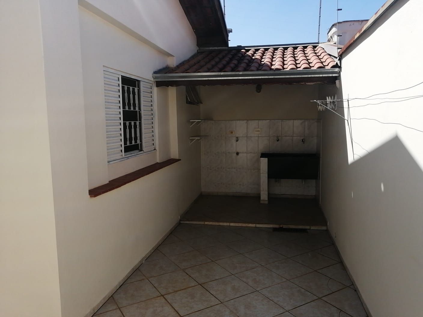 CASA PARA LOCAÇÃO / 3 QUARTOS /  2 VAGAS DE GARAGEM COBERTA