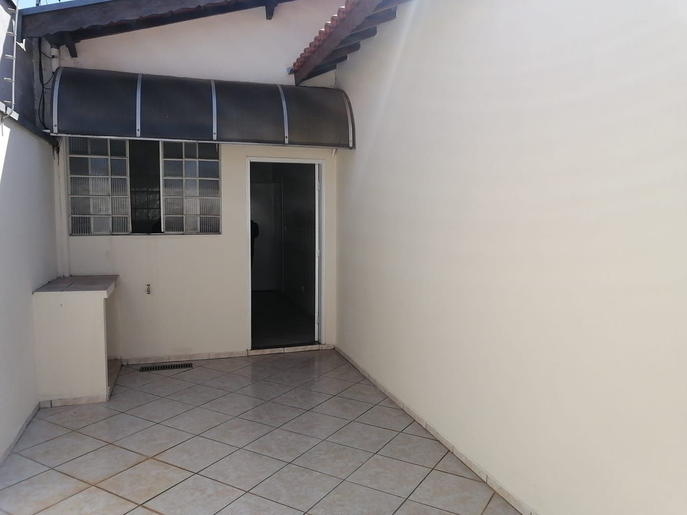 CASA PARA LOCAÇÃO / 3 QUARTOS /  2 VAGAS DE GARAGEM COBERTA