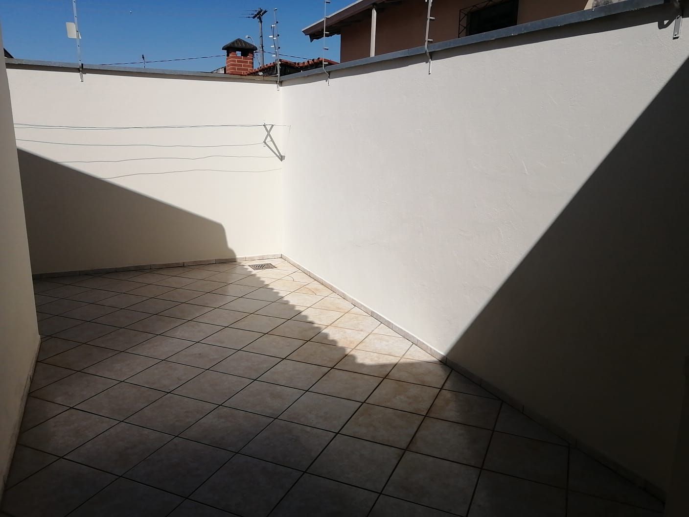 CASA PARA LOCAÇÃO / 3 QUARTOS /  2 VAGAS DE GARAGEM COBERTA
