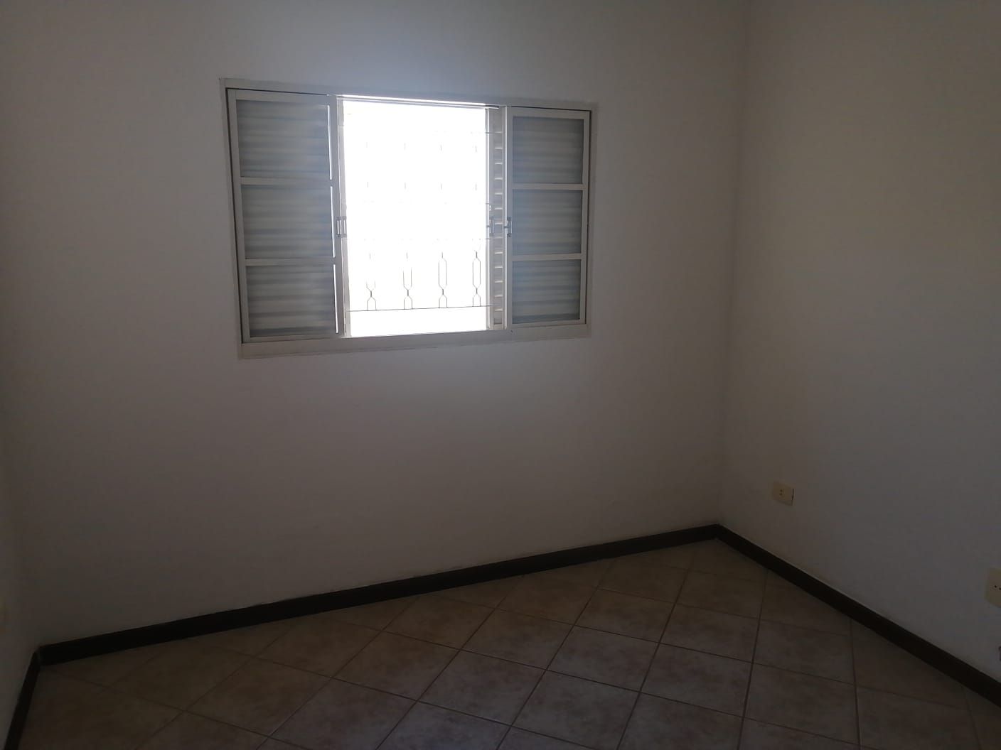 CASA PARA LOCAÇÃO / 3 QUARTOS /  2 VAGAS DE GARAGEM COBERTA