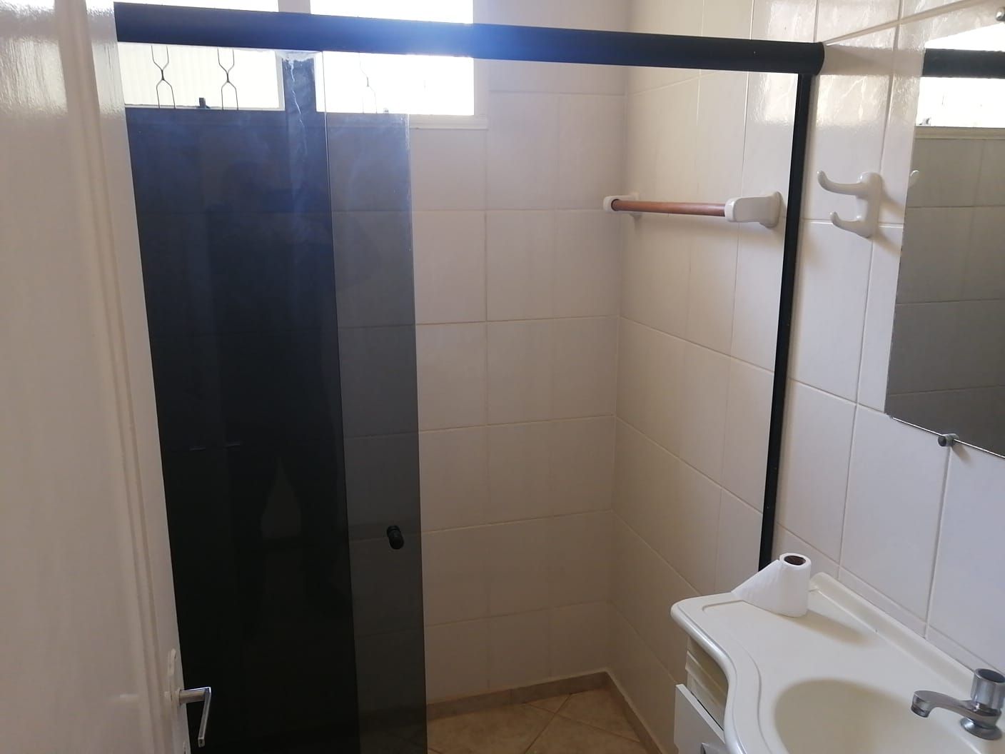 CASA PARA LOCAÇÃO / 3 QUARTOS /  2 VAGAS DE GARAGEM COBERTA