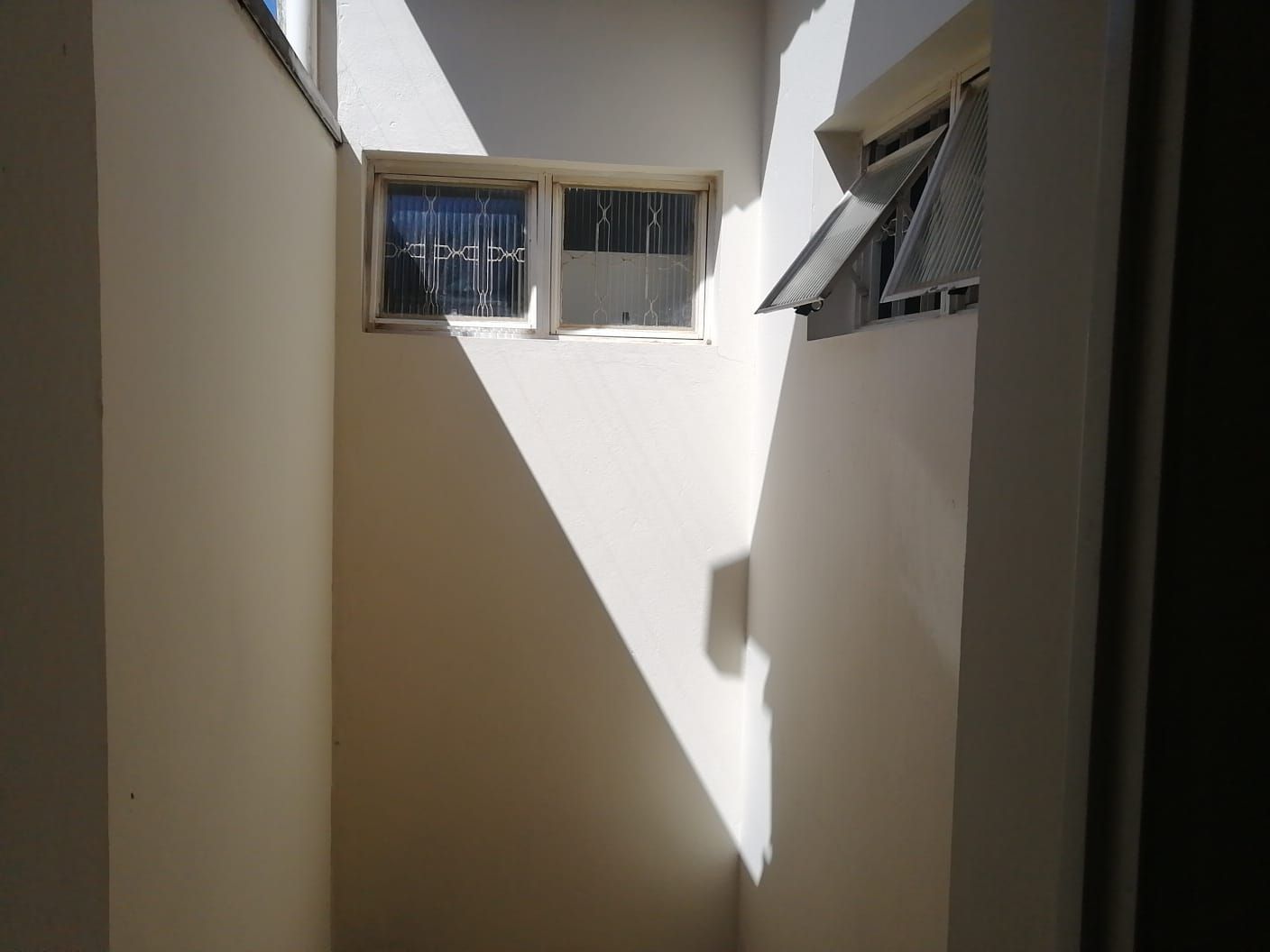 CASA PARA LOCAÇÃO / 3 QUARTOS /  2 VAGAS DE GARAGEM COBERTA