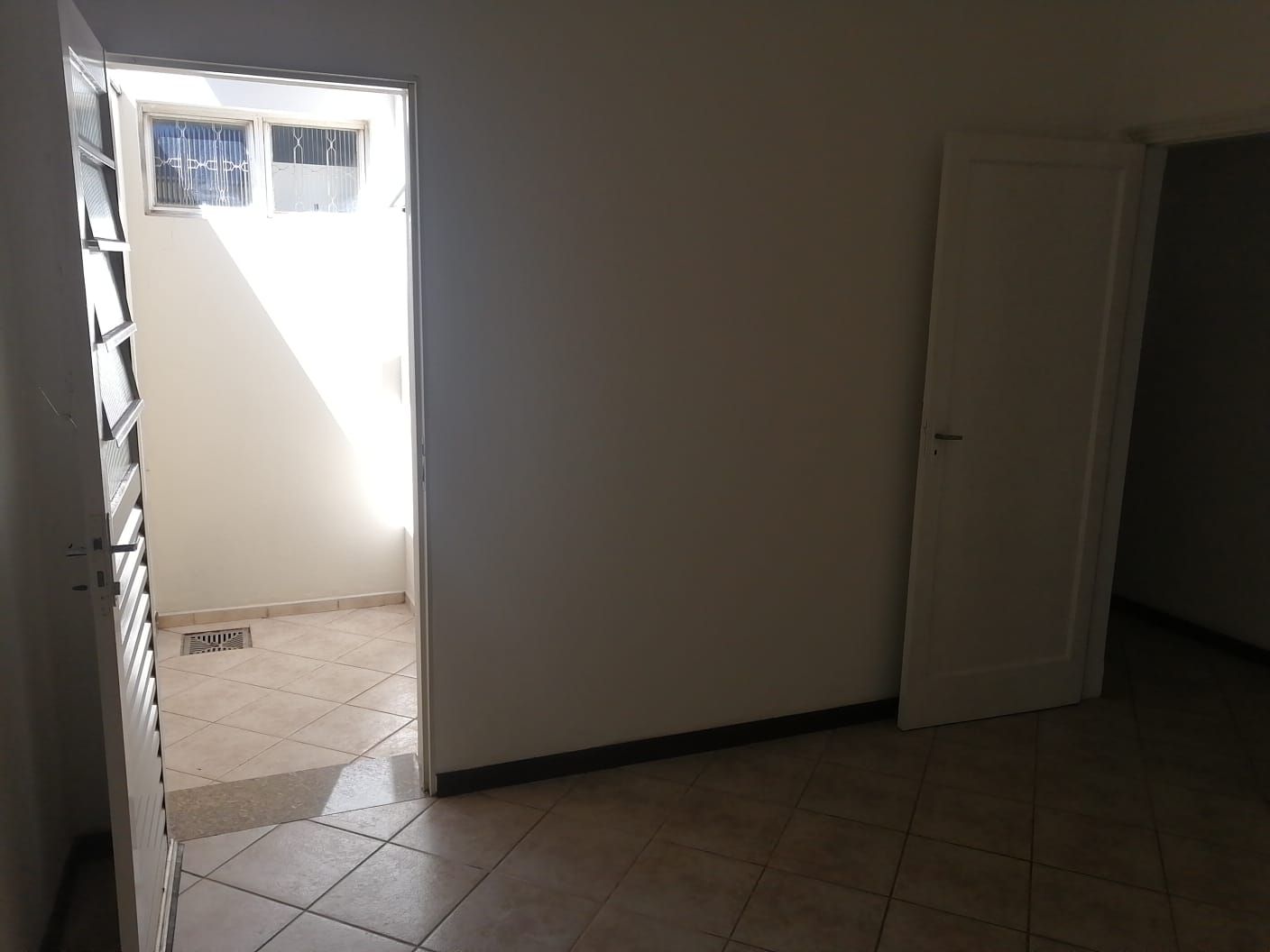 CASA PARA LOCAÇÃO / 3 QUARTOS /  2 VAGAS DE GARAGEM COBERTA