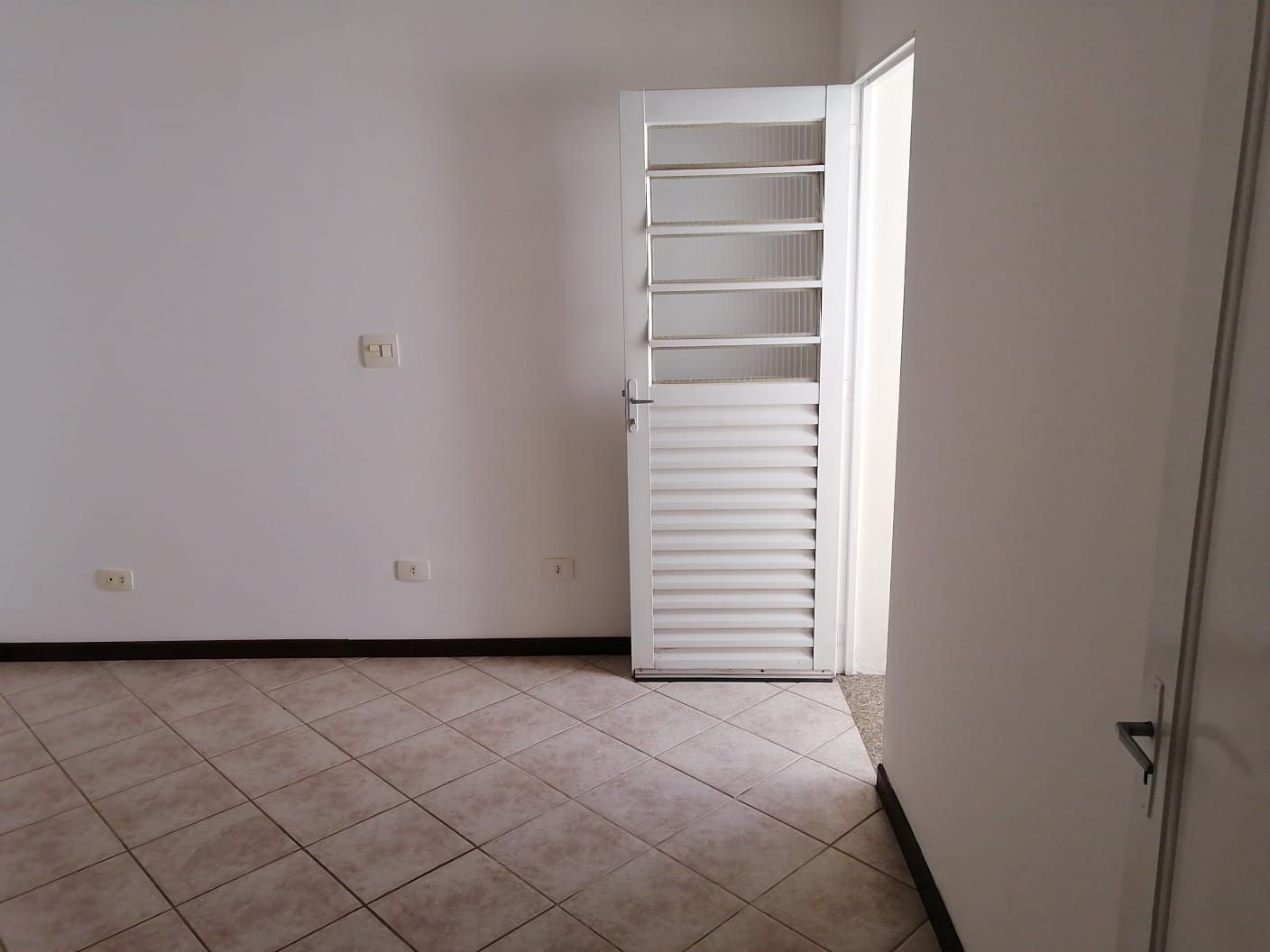 CASA PARA LOCAÇÃO / 3 QUARTOS /  2 VAGAS DE GARAGEM COBERTA