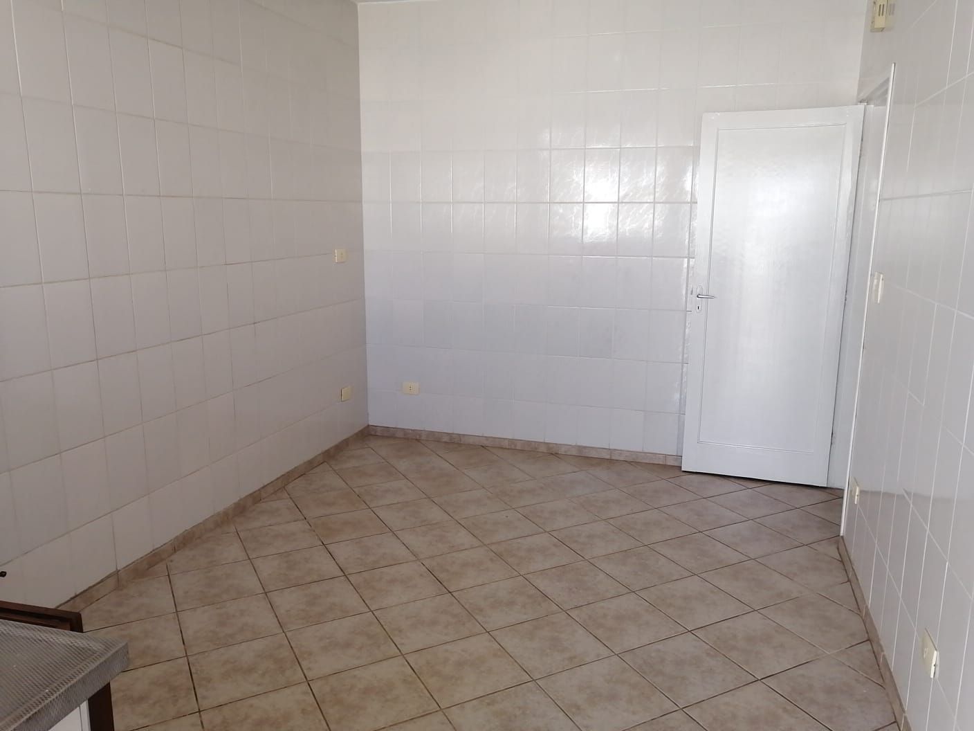 CASA PARA LOCAÇÃO / 3 QUARTOS /  2 VAGAS DE GARAGEM COBERTA