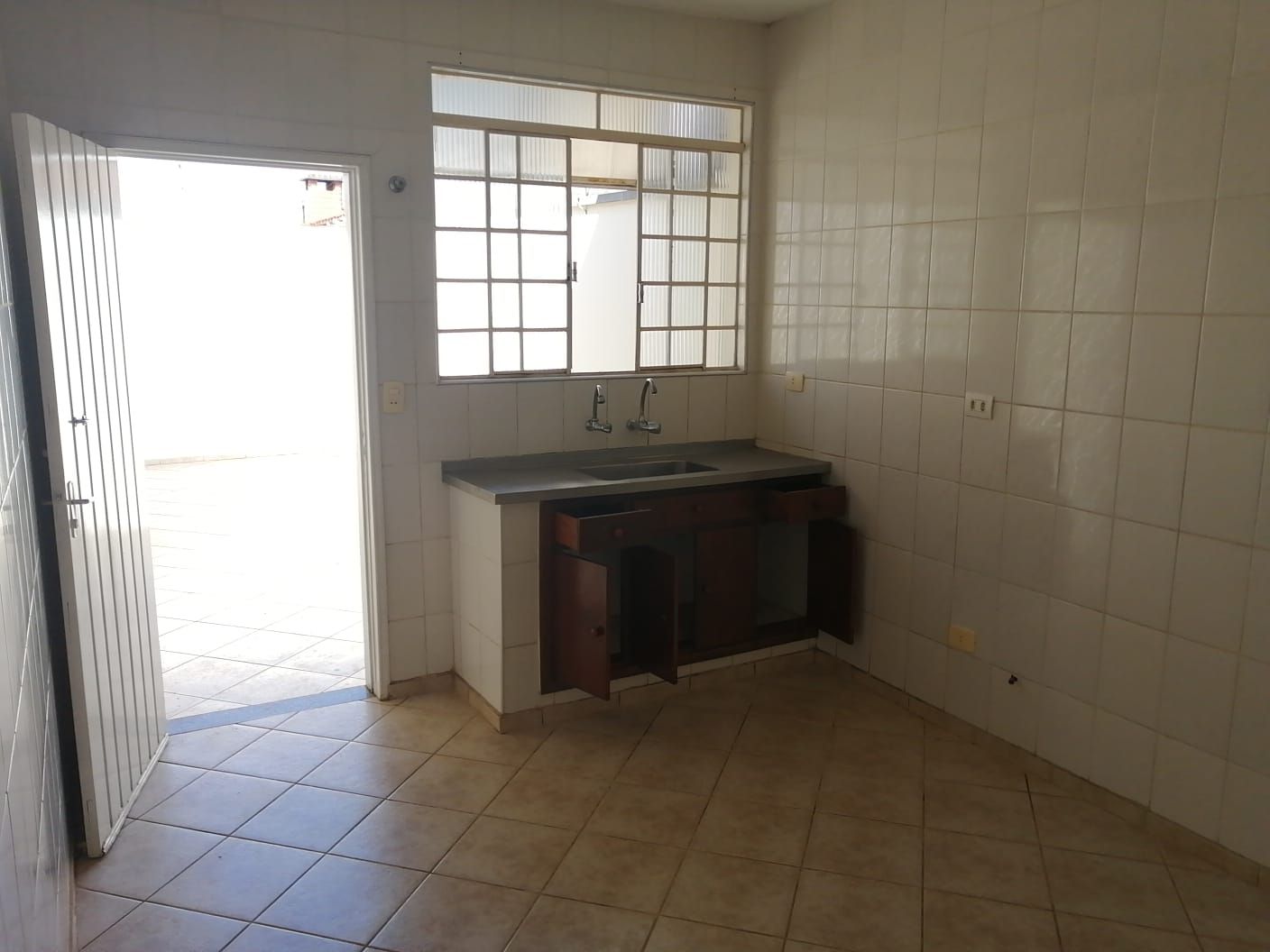 CASA PARA LOCAÇÃO / 3 QUARTOS /  2 VAGAS DE GARAGEM COBERTA