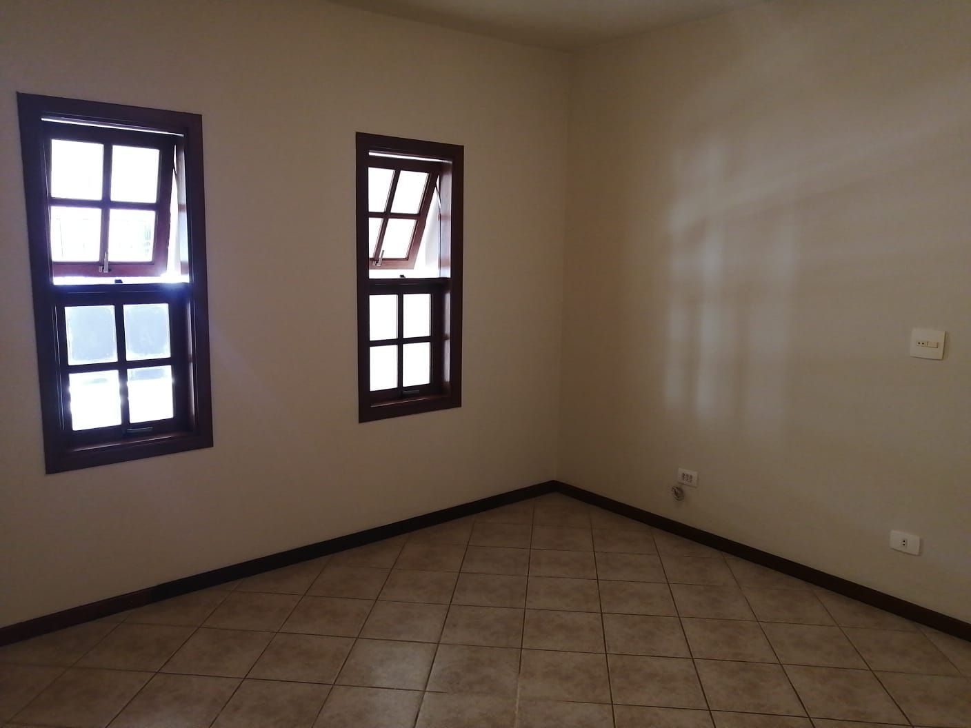 CASA PARA LOCAÇÃO / 3 QUARTOS /  2 VAGAS DE GARAGEM COBERTA