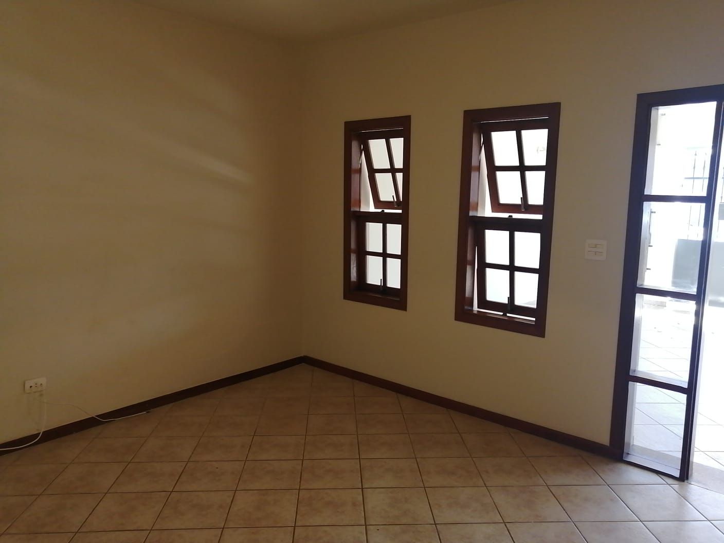 CASA PARA LOCAÇÃO / 3 QUARTOS /  2 VAGAS DE GARAGEM COBERTA