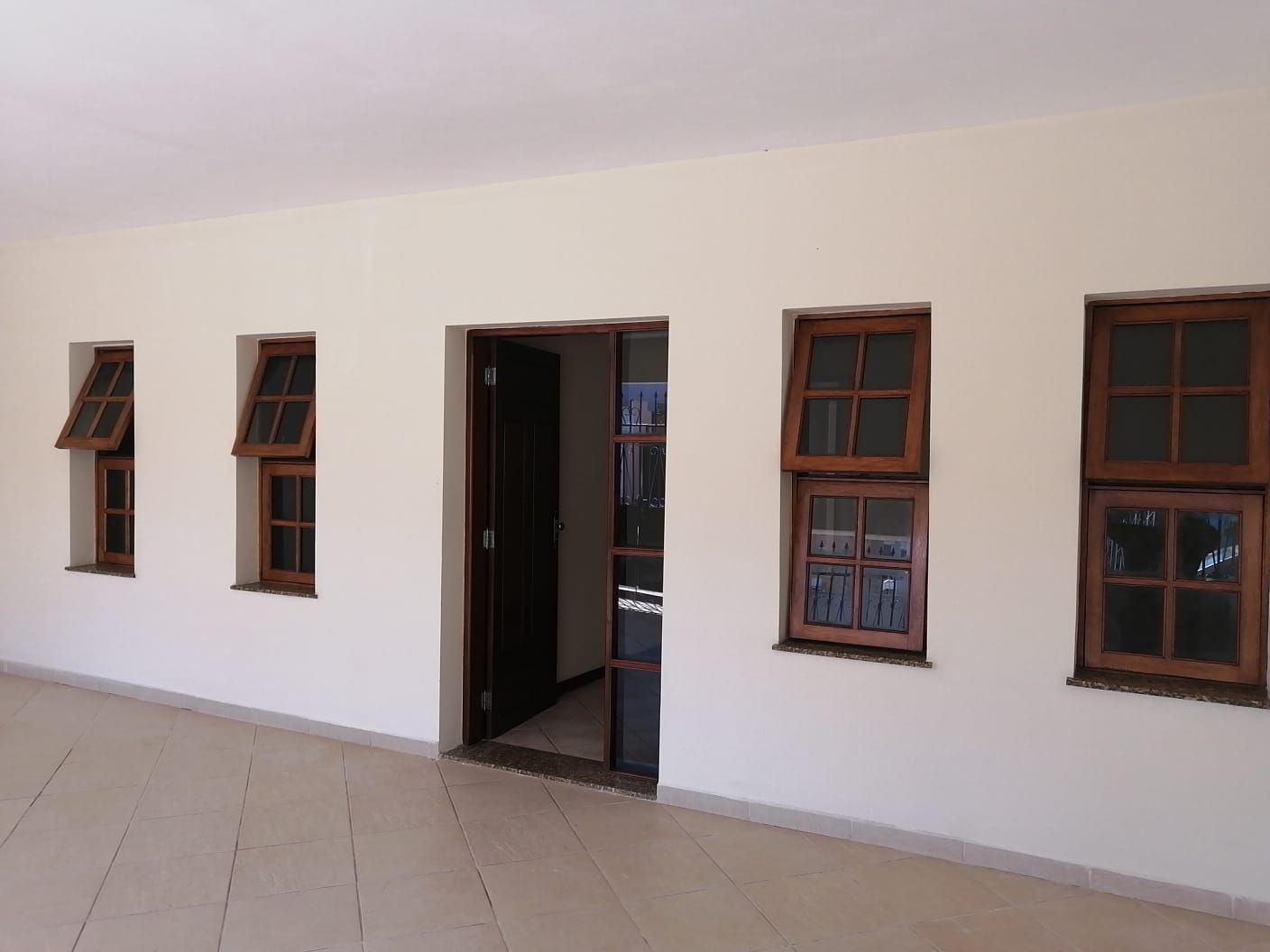 CASA PARA LOCAÇÃO / 3 QUARTOS /  2 VAGAS DE GARAGEM COBERTA