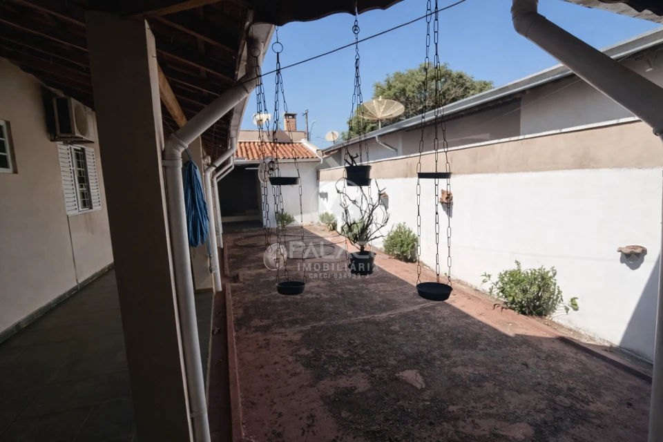 CASA TÉRREA A VENDA NO BAIRRO JARDIM ABAETÉ, PIRACICABA, SP.