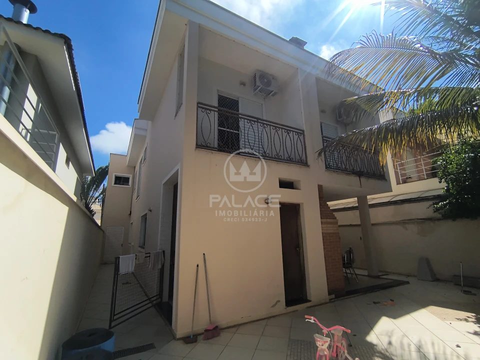 Casa à Venda no Condomínio Leão