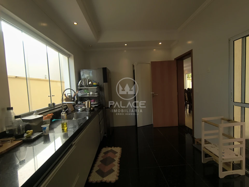 Casa à Venda no Condomínio Leão