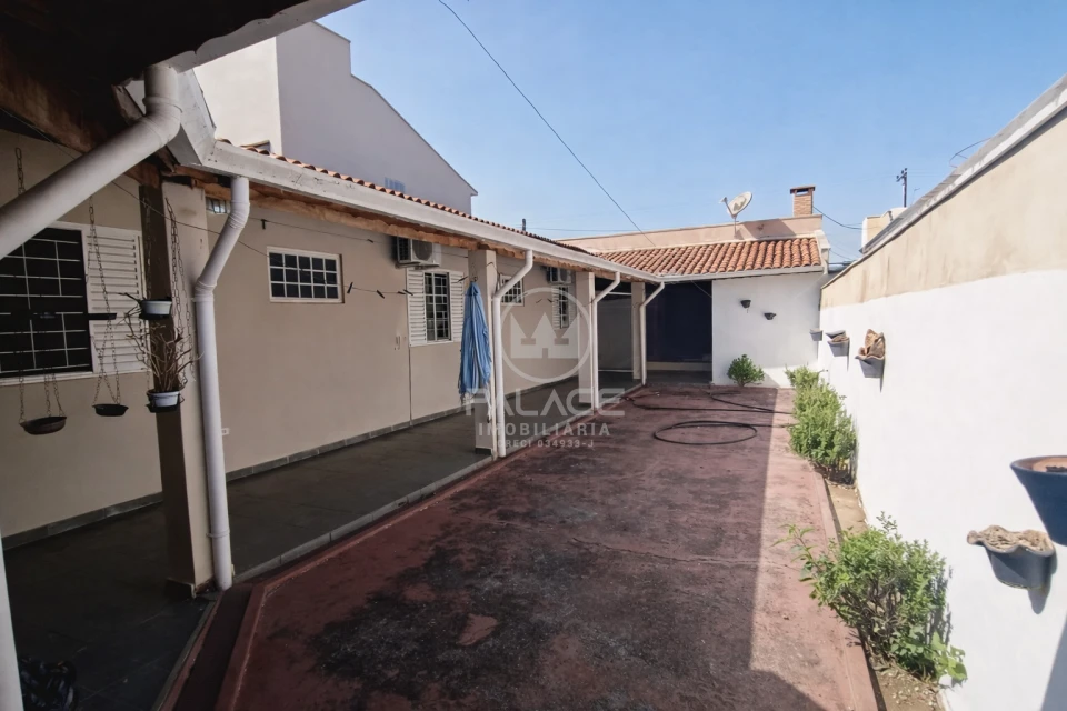 CASA TÉRREA A VENDA NO BAIRRO JARDIM ABAETÉ, PIRACICABA, SP.