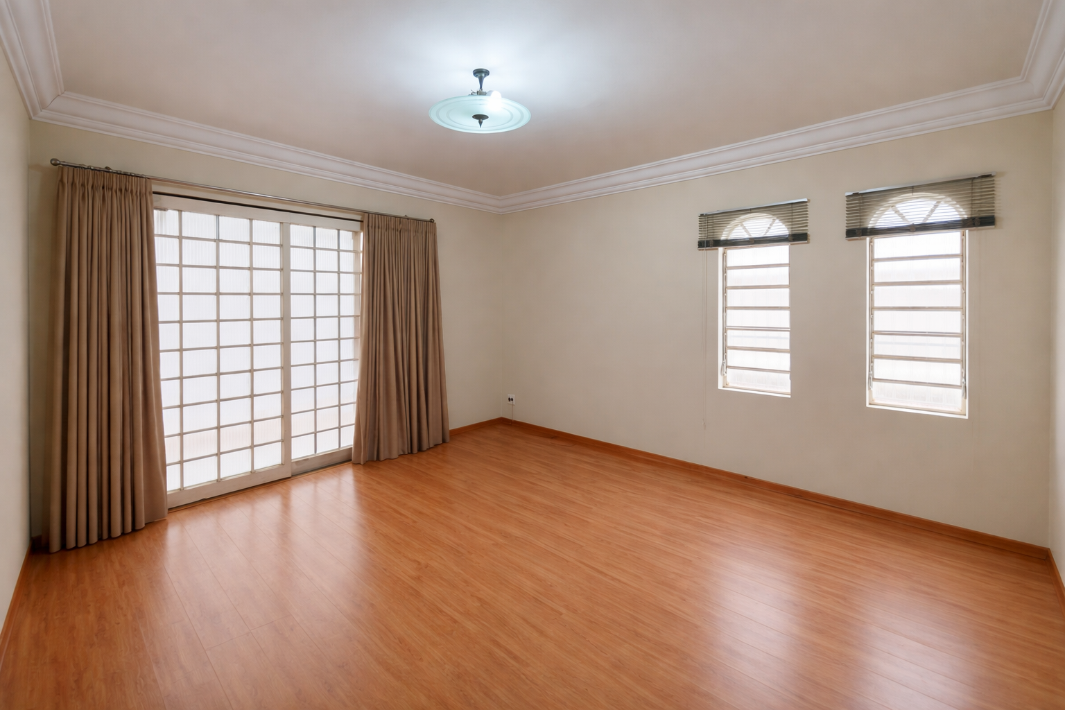 CASA / LOCACAO / 2 QUARTOS / BAIRRO ALTO