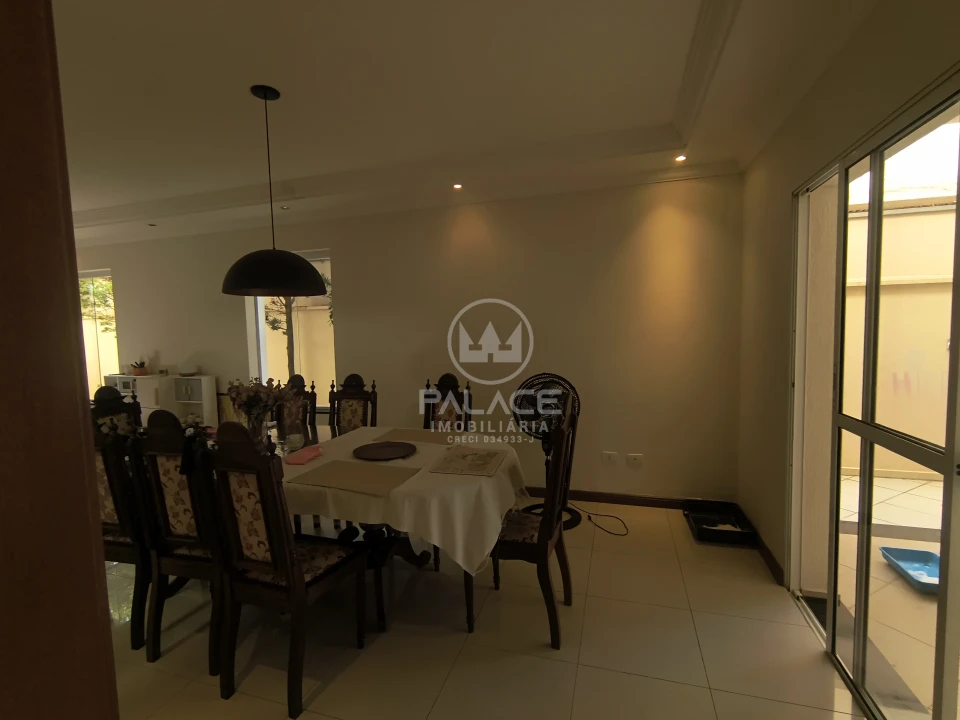 Casa à Venda no Condomínio Leão