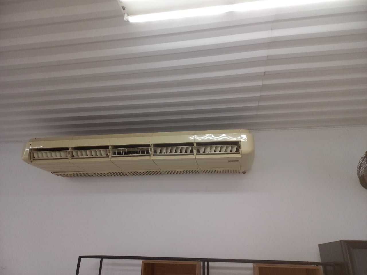 Imagens do imóveis Salão Sobreloja com excelente espaço, bem localizado, com 2 wc, balcão e cozinha, muito clean.