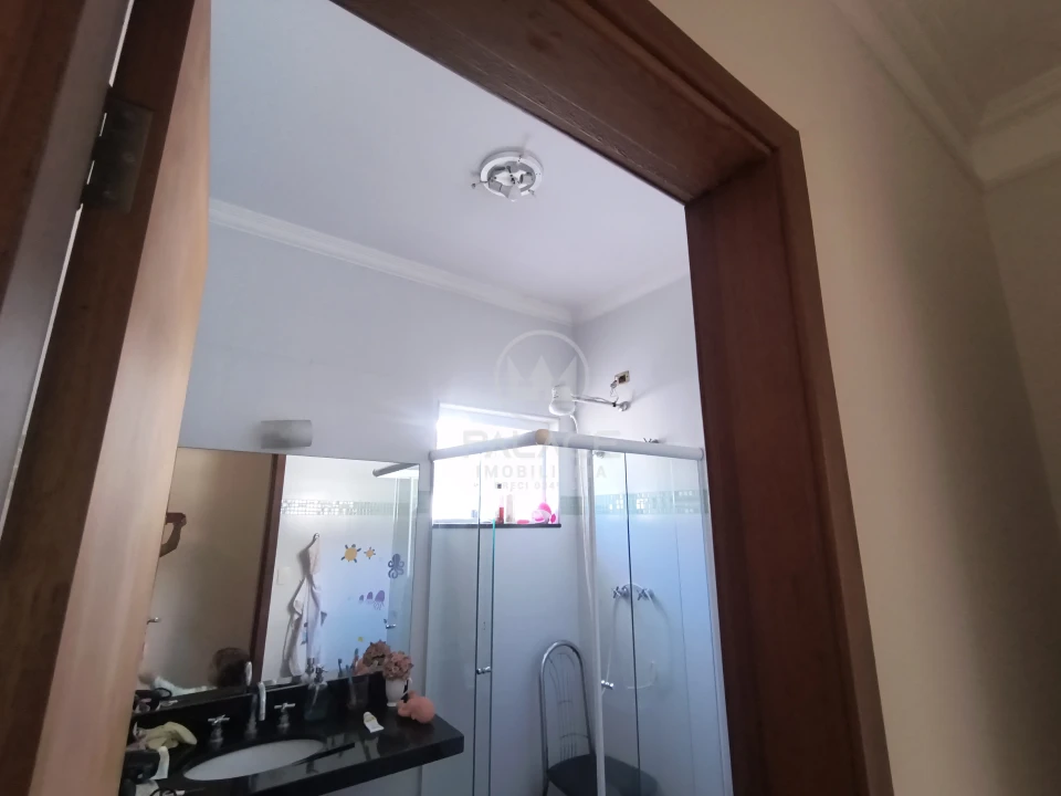 Casa à Venda no Condomínio Leão