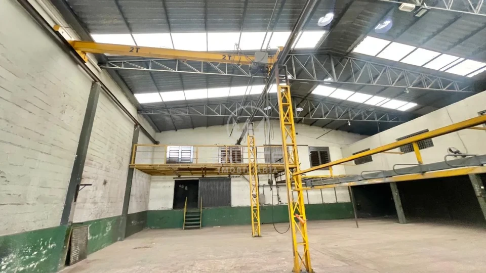BARRACÃO COM PONTE ROLANTE PARA LOCAÇÃO NA PAULICEIA, PROX A AV 31 DE MARÇO