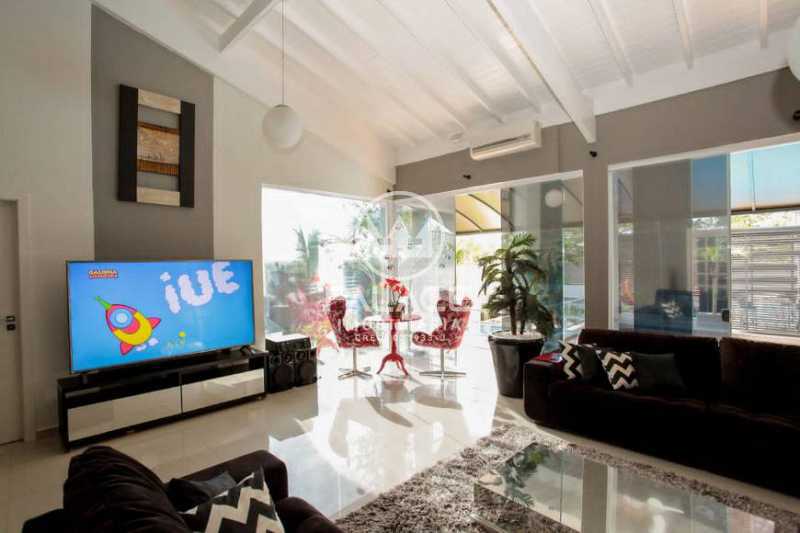 Casa alto padrão a venda no Condomínio Colinas de Piracicaba. Para pessoas de bom gosto. 6 suítes, 610m² de construção e 1.110m² de terreno - RS 