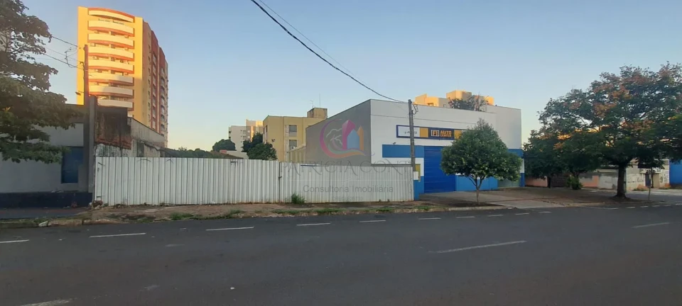 Terreno à venda na Av. Duque de Caxias