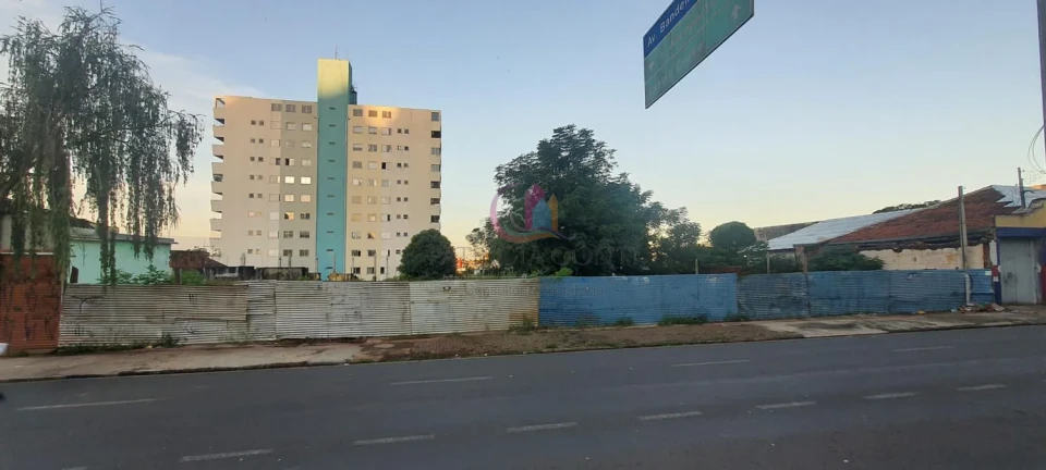 Terreno à venda na Av. Duque de Caxias