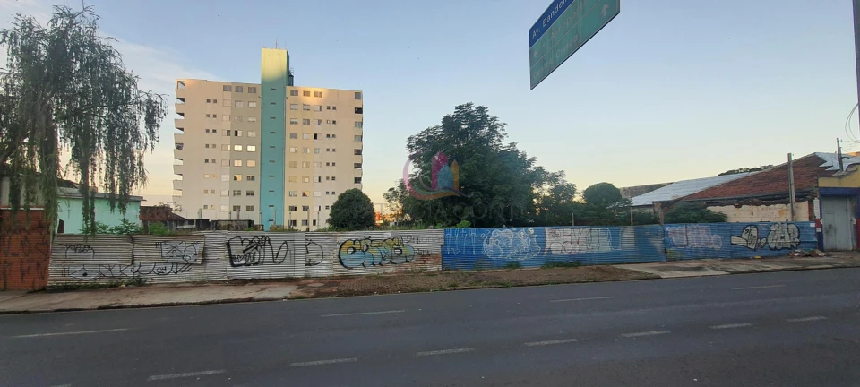 Terreno à venda na Av. Duque de Caxias