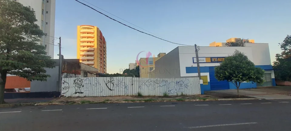 Terreno à venda na Av. Duque de Caxias