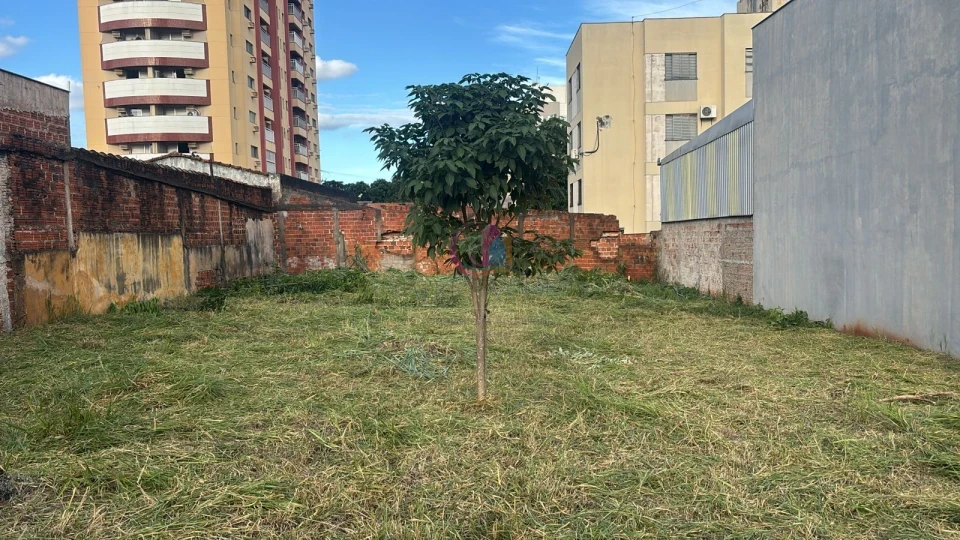 Terreno à venda na Av. Duque de Caxias