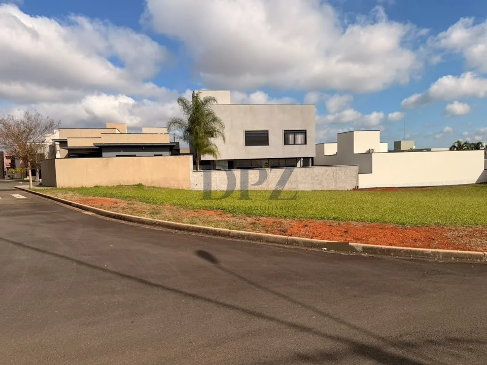Terreno em condomínio a venda no Portal dos Pinheiros