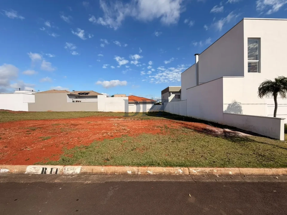 Terreno em condomínio a venda no Portal dos Pinheiros